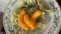 Gyoza dengan snack kering. Dok. Boredpanda