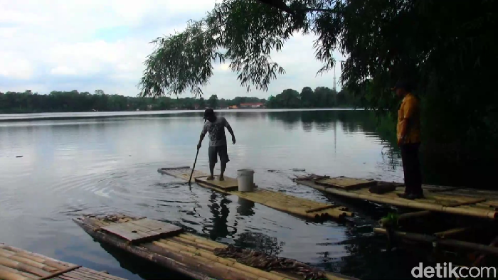 Salah satu nelayan di Danau Ranu Pakis, Lumajang