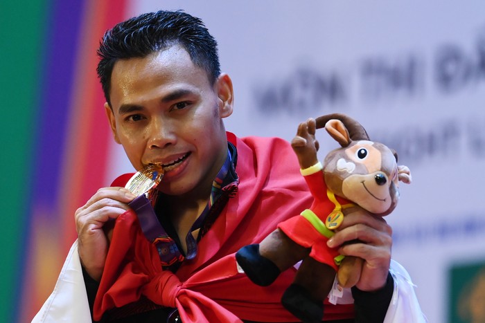 Lifter Indonesia Eko Yuli Irawan berpose dengan medali emas yang diraihnya pada final angkat besi nomor 61 kg putra SEA Games  2021 Vietnam  di Hanoi Sports Training and Competition Center, Hanoi, Vietnam, Jumat (20/5/2022). Eko Yuli Irawan berhasil meraih medali emas dengan total angkatan 
