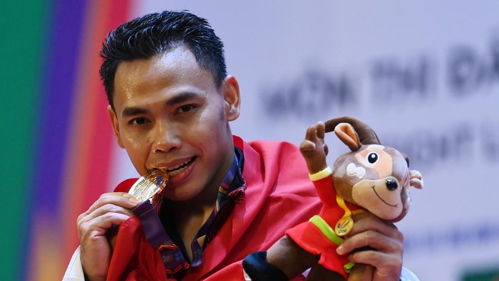Lifter Indonesia Eko Yuli Irawan berpose dengan medali emas yang diraihnya pada final angkat besi nomor 61 kg putra SEA Games  2021 Vietnam  di Hanoi Sports Training and Competition Center, Hanoi, Vietnam, Jumat (20/5/2022). Eko Yuli Irawan berhasil meraih medali emas dengan total angkatan 