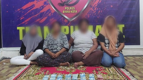 Sebanyak empat orang emak-emang di Kota Bima, Nusa Tenggara Barat (NTB), harus mendekam di penjara lantaran perbuatan mereka yakni mencuri uang tetangganya sendiri berhasil diungkap oleh Polres Bima Kota.