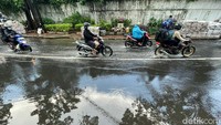 Seperti terlihat di ruas Jalan MT Haryono dan  Jalan Komodor, Halim Perdanakusuma, Jakarta Timur.
