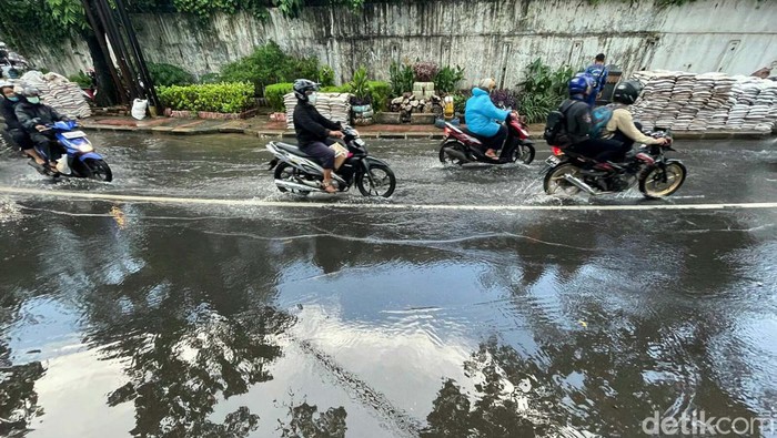 Hujan deras menyebabkan sejumlah jalan di Jakarta, tergenang, Jumat (20/05/2022). Salah satunya Jalan MT Haryono dan  Jalan Komodor, Jakarta Timur.