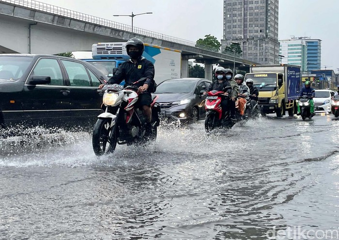 Hujan deras menyebabkan sejumlah jalan di Jakarta, tergenang, Jumat (20/05/2022). Salah satunya Jalan MT Haryono dan  Jalan Komodor, Jakarta Timur.