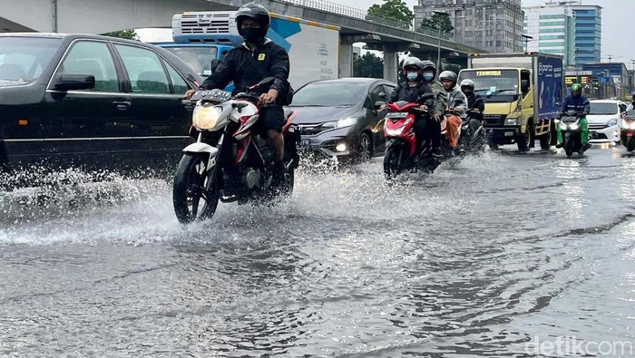 Hujan deras menyebabkan sejumlah jalan di Jakarta, tergenang, Jumat (20/05/2022). Salah satunya Jalan MT Haryono dan  Jalan Komodor, Jakarta Timur.