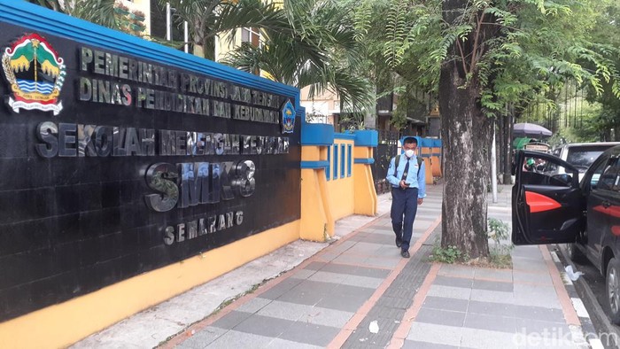 Seoraang siswa bermasker berjalan di sepan sebuah sekolah di Semarang, Jumat (20/5/2022).