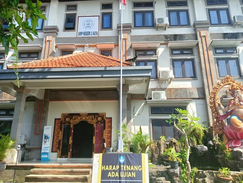 SMP 1 Kuta yang berlokasi di Jalan Dewi Sartika Badung.