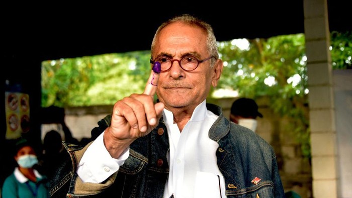 Sosok Ramos Horta, Presiden Kelima Timor Leste yang Hari Ini Dilantik East Timor's President Jose Ramos Horta (C) greets children before a flag raising ceremony in Dili on May 20, 2022, to commemorate the 20th anniversary of East Timor's independence from Indonesia. (Photo by VALENTINO DARIEL SOUSA / AFP) (Photo by VALENTINO DARIEL SOUSA/AFP via Getty Images)