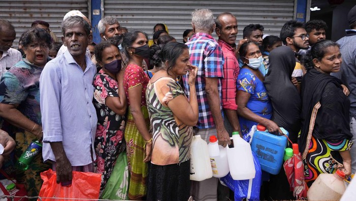 Sri Lanka dilaporkan gagal bayar utang. Krisis ekonomi tak berkesudahan memicu antrean panjang warga yang hendak membeli minyak tanah dan gas. Ini penampakannya