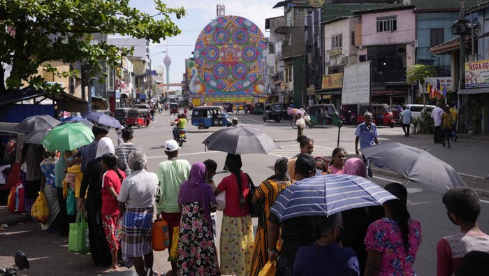 Sri Lanka Gagal Bayar Utang, Antrean Minyak dan Gas di Mana-mana Sri Lanka dilaporkan gagal bayar utang. Krisis ekonomi tak berkesudahan memicu antrean panjang warga yang hendak membeli minyak tanah dan gas. Ini penampakannya