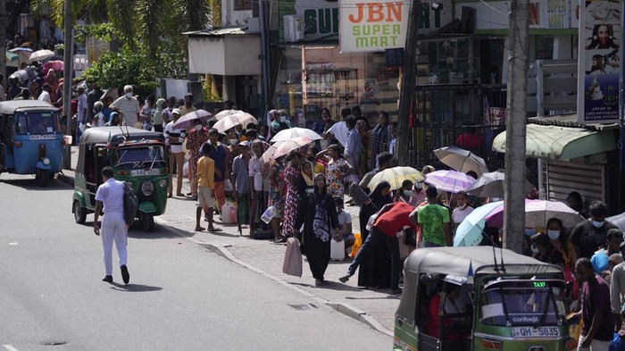Sri Lanka Gagal Bayar Utang, Antrean Minyak dan Gas di Mana-mana Sri Lanka dilaporkan gagal bayar utang. Krisis ekonomi tak berkesudahan memicu antrean panjang warga yang hendak membeli minyak tanah dan gas. Ini penampakannya