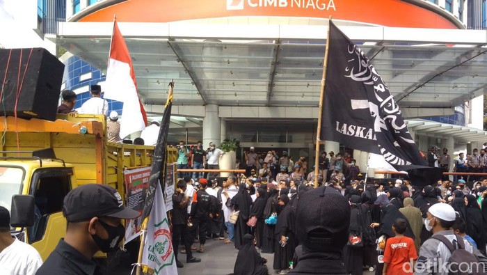 Suasana aksi di depan Konjen Singapura, Jalan Imam Bonjol Medan.