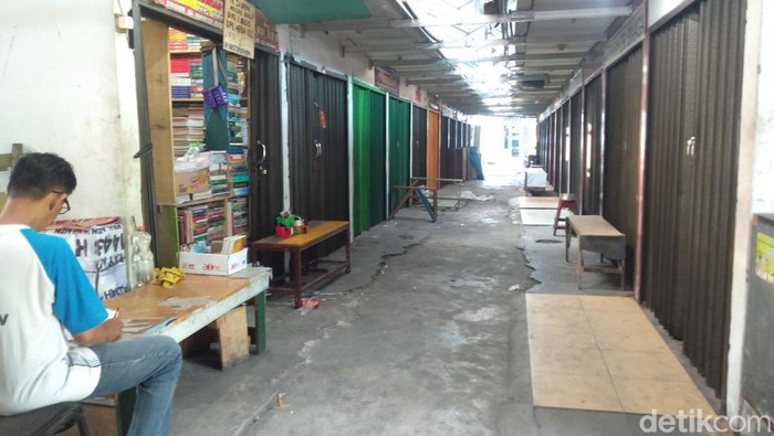 Suasana kios pedagang buku di sisi timur Lapangan Merdeka Medan.