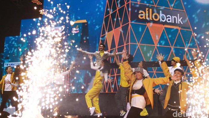Tampil Beda, Reza Rahadian Menyanyi dan Menari di Panggung Allo Bank Festival Reza Rahadian, aktor berkharisma yang sering kali berperan serius dan berwibawa tampil beda di panggung Allo Bank Festival 2022. Kali ini ia menari dan bernyanyi, Jumat, 20/5/2022.