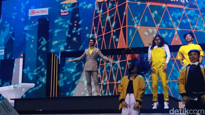 Tampil Beda, Reza Rahadian Menyanyi dan Menari di Panggung Allo Bank Festival Reza Rahadian, aktor berkharisma yang sering kali berperan serius dan berwibawa tampil beda di panggung Allo Bank Festival 2022. Kali ini ia menari dan bernyanyi, Jumat, 20/5/2022.