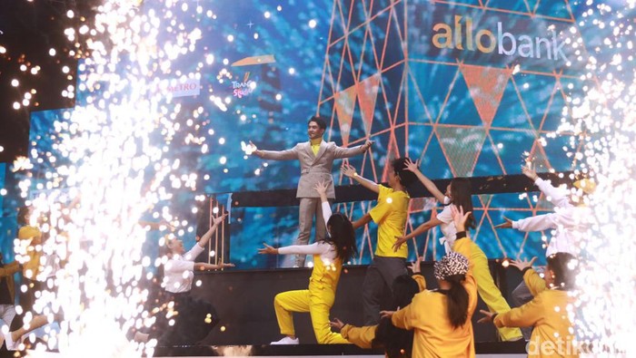 Tampil Beda, Reza Rahadian Menyanyi dan Menari di Panggung Allo Bank Festival Reza Rahadian, aktor berkharisma yang sering kali berperan serius dan berwibawa tampil beda di panggung Allo Bank Festival 2022. Kali ini ia menari dan bernyanyi, Jumat, 20/5/2022.