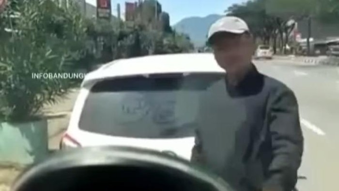 Tangkapan layar video viral jual dedet stiker Rp 200 ribu.