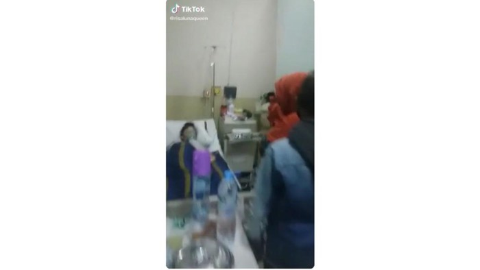 Tangkapan layar video viral pasien dicueki pihak RS.