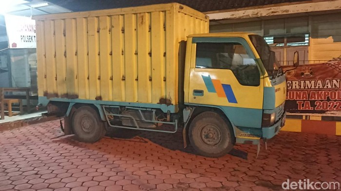 Truk yang menabrak korban diamankan di Mapolsek Tanggungharjo, Grobogan, Kamis (19/5/2022) siang.