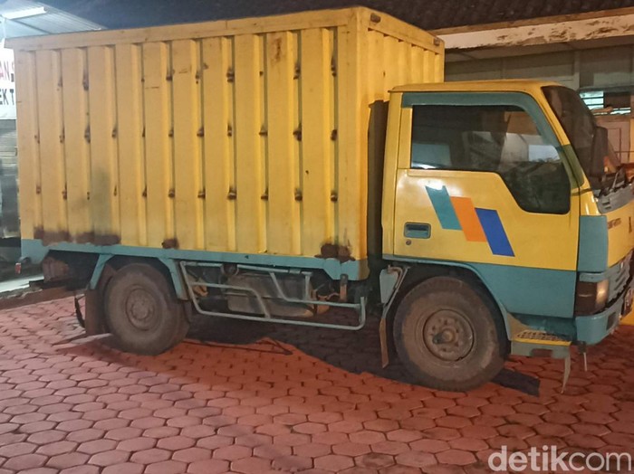 Truk yang menabrak korban diamankan di Mapolsek Tanggungharjo, Grobogan, Kamis (19/5/2022) siang.