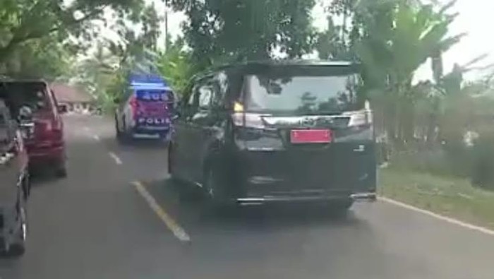Viral rombongan Bupati Pandeglang senggol ambulans (tangkapan layar)