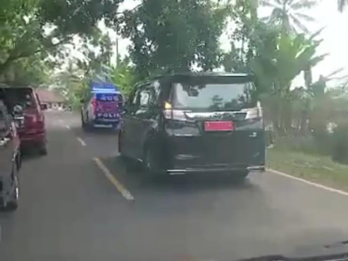 Viral rombongan Bupati Pandeglang senggol ambulans (tangkapan layar)