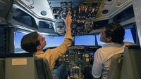 Diketahui, Amerika Serikat tengah menghadapi kekurangan pilot terburuk dalam ingatan baru-baru ini. Kondisi itu memaksa sejumlah maskapai memangkas penerbangan di saat mobilitas masyarakat mulai meningkat usai dua tahun dihantam pandemi COVID-19.