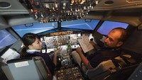  Kit Darby, seorang konsultan gaji pilot dan pensiunan kapten United mengatakan krisis ini membuat maskapai besar AS mencoba mempekerjakan lebih dari 12 ribu pilot gabungan untuk tahun ini saja. Jumlah itu lebih dari dua kali lipat rekor sebelumnya dalam perekrutan tahunan.