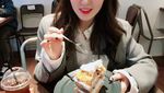 Wendy Red Velvet Hobi Bikin Kue, Ini Pose Manisnya saat Meracik Tiramisu