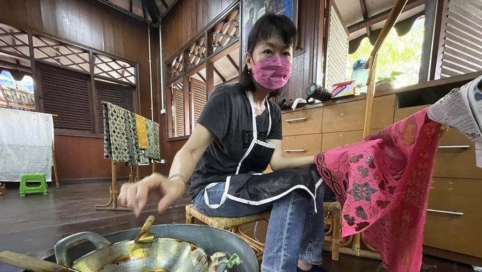 Yuk! Belajar Membatik Trenggalek Merayu Trenggalek Fashion Day 2022 digelar di Museum Tekstil Jakarta. Salah satunya diisi dengan kegiatan belajar membatik.