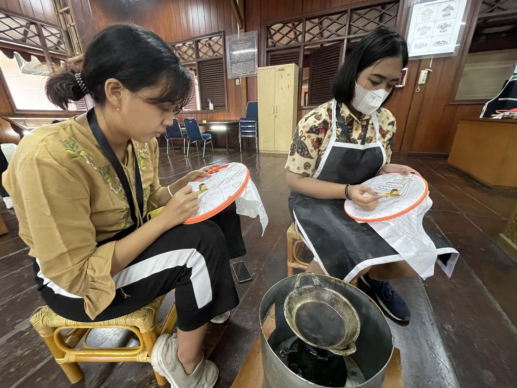 Merayu Trenggalek Fashion Day 2022 digelar di Museum Tekstil Jakarta. Salah satunya diisi dengan kegiatan belajar membatik.