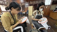 Warga belajar membatik saat Merayu Trenggalek Fashion Day 2022 yang digelar selama 2 hari (20-21 Mei 2022) di Museum Tekstil Jakarta.
