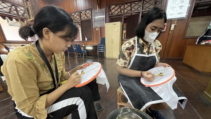 Yuk! Belajar Membatik Trenggalek Merayu Trenggalek Fashion Day 2022 digelar di Museum Tekstil Jakarta. Salah satunya diisi dengan kegiatan belajar membatik.