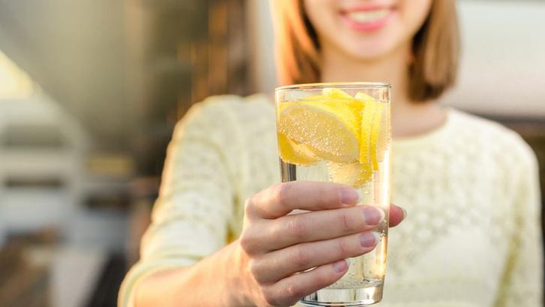 5 Efek Minum Air Lemon Tiap Hari, Bikin Langsing dan Pencernaan Sehat