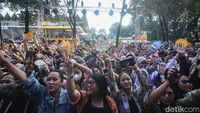Penonton pun ikut bernyanyi bersama DMasiv sambil melambaikan tangan.