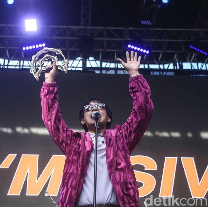 Aksi DMasiv Meriahkan Allo Bank Festival 2022 Keseruan Allo Bank Festival 2022 hari kedua sudah dimulai. Tak ketinggalan, DMasiv tampil menghibur pengunjung yang datang, Sabtu, 21/5/2022.