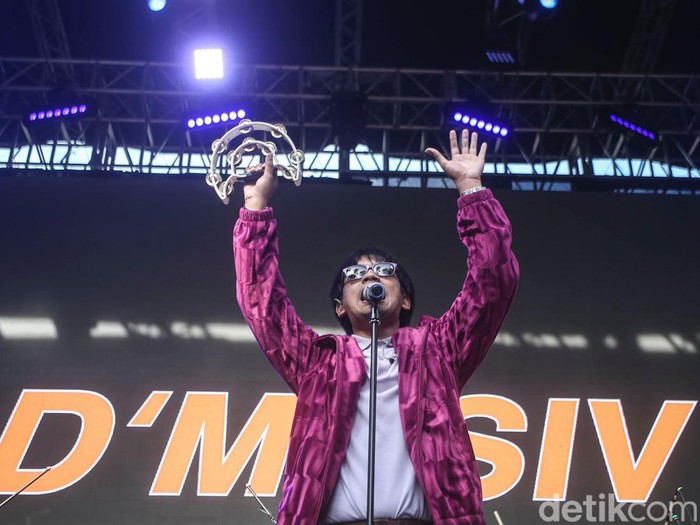 Keseruan Allo Bank Festival 2022 hari kedua sudah dimulai. Tak ketinggalan, DMasiv tampil menghibur pengunjung yang datang, Sabtu, 21/5/2022.
