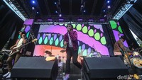 Rian sang vokalis membawakan lagu-lagu hits DMasiv yang membuat penonton ikut bernyanyi.