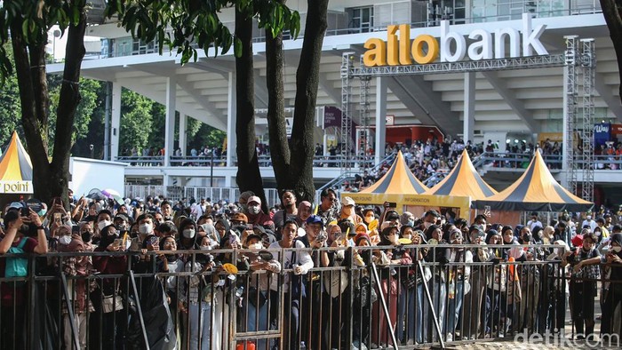 Aksi D'Masiv Meriahkan Allo Bank Festival 2022 Keseruan Allo Bank Festival 2022 hari kedua sudah dimulai. Tak ketinggalan, D'Masiv tampil menghibur pengunjung yang datang, Sabtu, 21/5/2022.