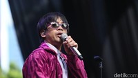 Lewat aksi panggungnya, DMasiv menghibur pengunjung Allo Bank Festival.
