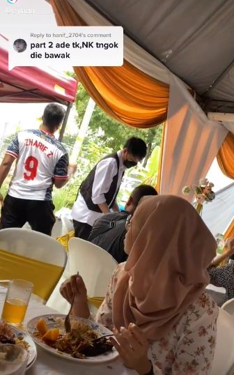Aksi tukang cuci piring menarik perhatian karena membawa tumpukan gelas yang tinggi