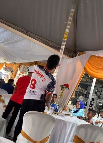 Aksi tukang cuci piring menarik perhatian karena membawa tumpukan gelas yang tinggi