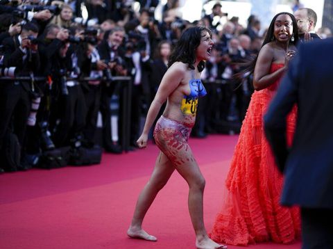 Aktivis protes di Cannes Film Festival 2022 tanpa busana.