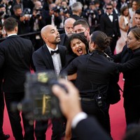 Inilah detik-detik penangkapan wanita yang tidak diketahui namanya itu. Foto: AP/Daniel Cole