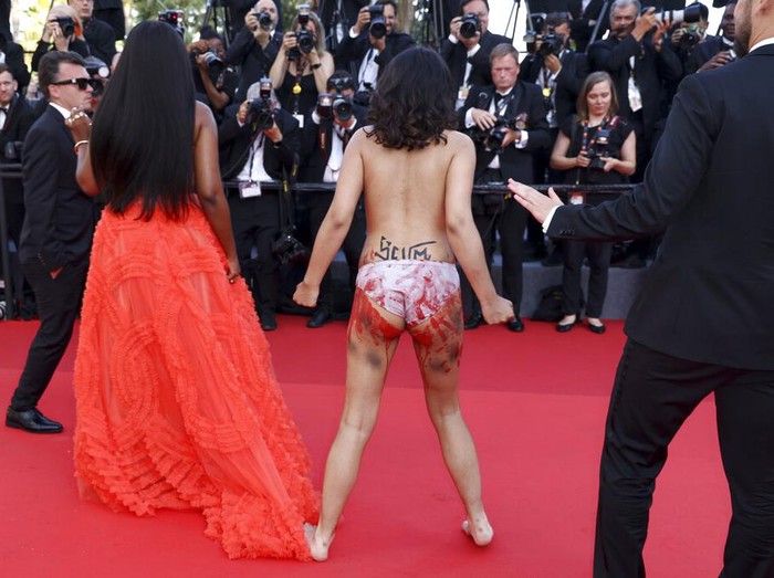 Aktivis Protes di Cannes Film Festival 2022 Aktivis protes di Cannes Film Festival 2022 tanpa busana.