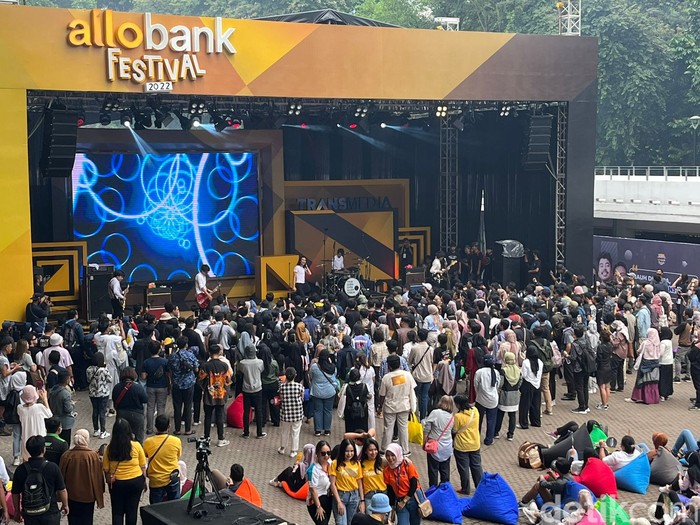 Suasana keramaian Allo Bank Festival 2022 Day 2. Reveluv antre demi mendapat tempat strategis menyaksikan Red Velvet malam nanti.