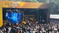 Suara dan musik khas Tria cs menjadi hiburan lain buat para Reveluv. (Foto: Iqbal/detikcom)