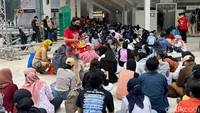 “Aku dari Cibubur, sampai sini jam 4,” ujar salah satu Reveluv kepada detikcom. (Foto: Iqbal/detikcom)