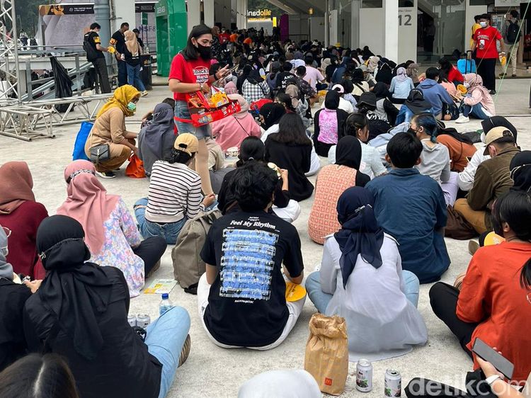 Wajib Ditiru! Antrean Rapi Reveluv Menantikan Red Velvet di Allo Bank Festival 2022