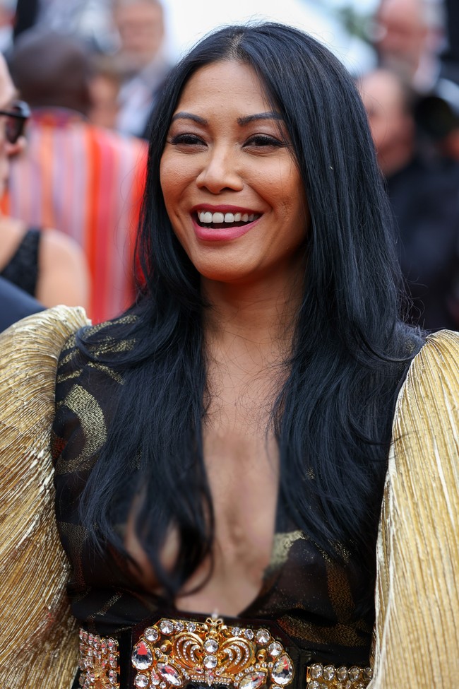 Sementara itu, garis leher dengan gaya plunging neck mempertegas aura seksi pelantun Snow on the Sahara ini. (Foto: Stephane Cardinale-Corbis via Getty Images)